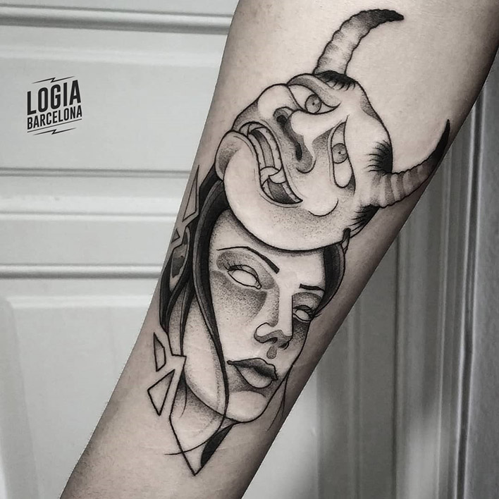 tatuaje_brazo_mujer_mascara_blackwork_Dalmau_Tattoo_Logia_Barcelona